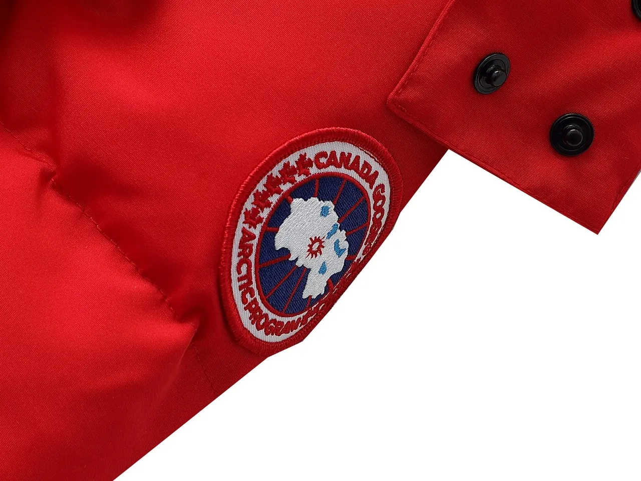 P840 Canada Goose Canada Goose #Expedition04 Parker, a treasure of Canadian origin! Limited supply worldwide! Canada Goose Model 04 is a top-notch couple model. The polar cold-proof outdoor series fur collar detachable hooded parka down jacket is the first Goose in 2024. I hope my partners will like it. Peak quality. I hope everyone can identify it together! The most popular cool items of the Big Goose family in 2024 are online. The same popular product of Yi Yang Qianxi is said to be a joint limited edition Big Goose that cannot be bought in autumn and winter. If you dislike the sameness of the Big Goose in the past, then this model will definitely give you a different experience! This year's most powerful couple's collection for autumn and winter is online, a top-notch luxurious ready-to-wear style, paired with an outdoor warm down jacket with great style and charm! The most standard and classic items of the Daye family in the past two years are equipped with unique reflective stripes for embellishment, which further shows the high-end fashion performance effect. With the embellishment of hardware buckles, it has excellent performance effect. The upper body is clean, simple and elegant, even for urban leisure. It is suitable for various occasions. Designed with large pockets, this model has a large capacity and is equipped with reflective stripes, making it safer at night. It is suitable for various adventure activities. It is made of windproof and waterproof technical materials. The interior is filled with full white duck down, which is absolutely cold-proof and warm. It also has a stand-up collar design and fine fluff at the collar, with meticulous attention to detail! The charm of this model is also more spiritual, and the upper body has more temperament and specifications. It perfectly shows the ultra-high standard of fashionable performance of this model, integrating outdoor and life, and you can even create high-street wear! The most pinnacle limited-edition goose that we have presented so far, both in terms of design and detailed materials, it is completely outstanding. The grand and evergreen version design is matched with cool reflective elements. The overall appearance can be said to be quite high, and it has that kind of powerful outdoor performance! It combines high-end casual attributes with high-street style. It is high-grade, domineering, warm, and beautiful. The visibility of the upper body is quite strong, and the configuration of the owl element is highly brand-recognizable. The overall brand performance and visual effects are fully enhanced, and it also has the high-end sense of fashion and fashionable performance. It is a must-buy product because this is the most awesome down brand on the earth and one of Canada's three national treasure brands. It is also a very sentimental down luxury brand. In the field of polar cold-proof clothing, goose has made an irreplaceable contribution.. SIZE: XS S M L XL XXL Color: black, off-white, red, navy blue, gray